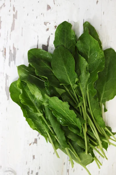 Sorrel op een houten tafel, bovenaanzicht — Stockfoto