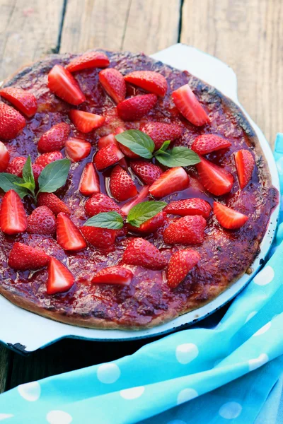 Tårta med jordgubbar, top Visa — Stockfoto