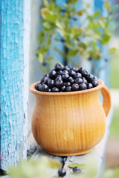 在一个木碗森林蓝莓 — 图库照片