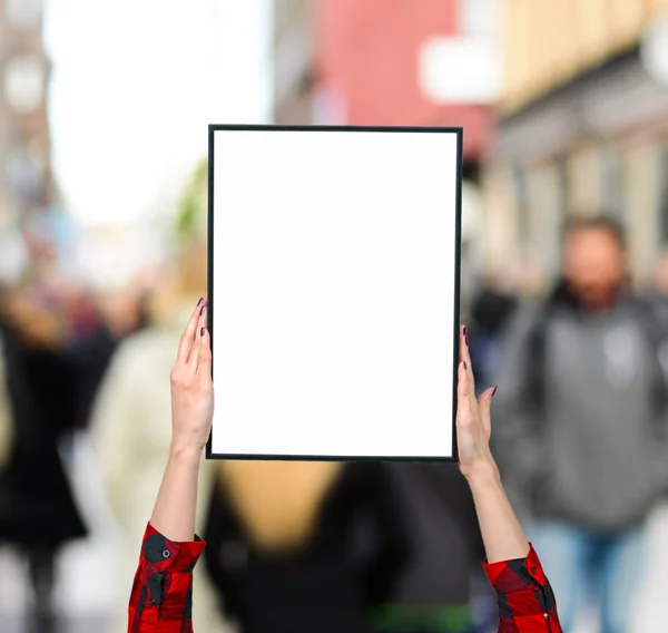 Female hand holding blank boards against city crowd - Woman righ — Stock Photo, Image
