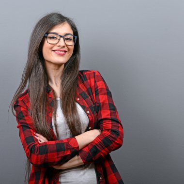 Gri arka plan güzel casual kadın portresi