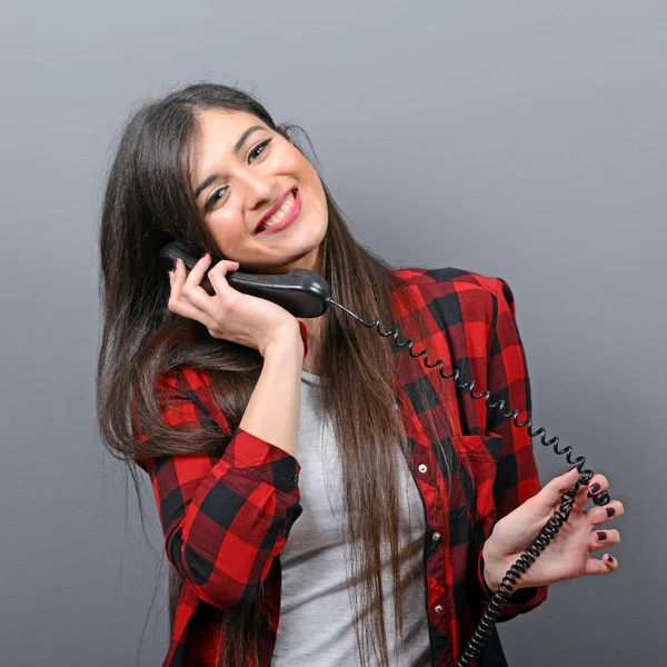 Mujer feliz hablando por teléfono contra fondo gris —  Fotos de Stock