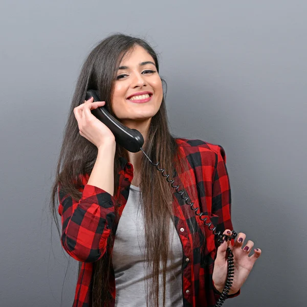 Mujer feliz hablando por teléfono contra fondo gris —  Fotos de Stock