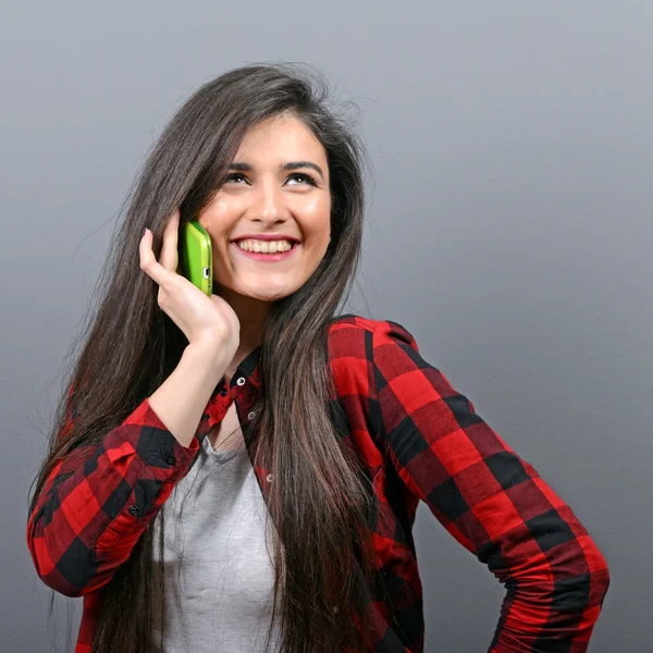 Портрет счастливой молодой женщины, говорящей по мобильному телефону против G — стоковое фото