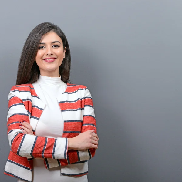 Portret van een Glimlachende zakenvrouw tegen de grijze achtergrond — Stockfoto