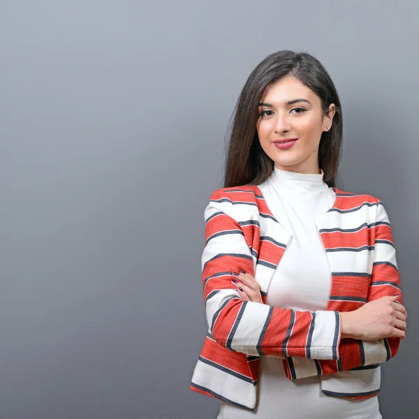 Retrato de una mujer de negocios sonriente sobre fondo gris —  Fotos de Stock