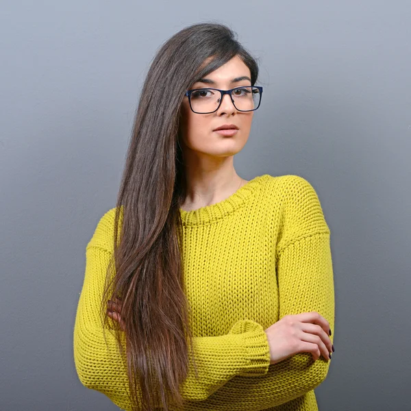 Retrato de una mujer de negocios sonriente sobre fondo gris —  Fotos de Stock