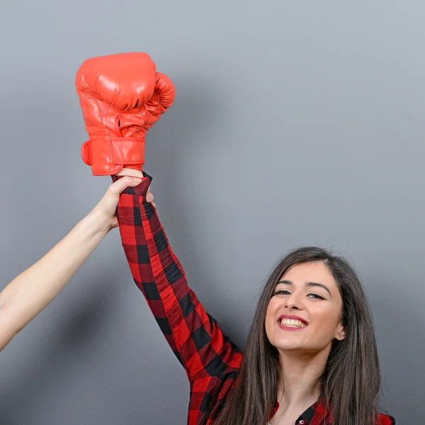 Juez de mano de mujer campeona de boxeo contra backgro gris — Foto de Stock