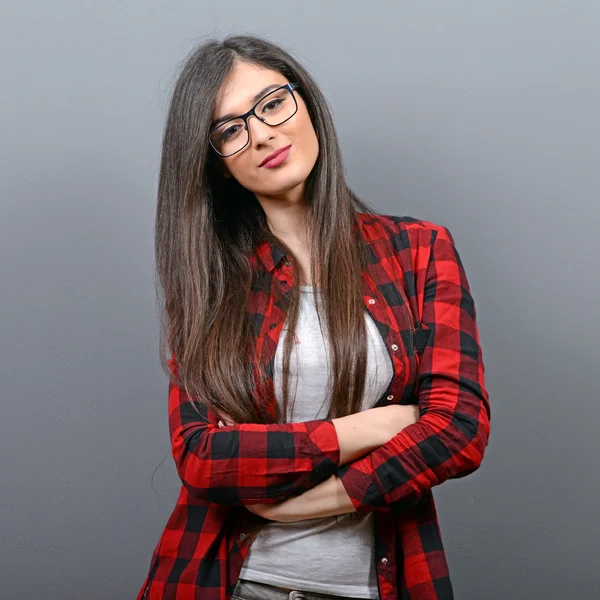 Retrato de hermosa mujer casual sobre fondo gris — Foto de Stock