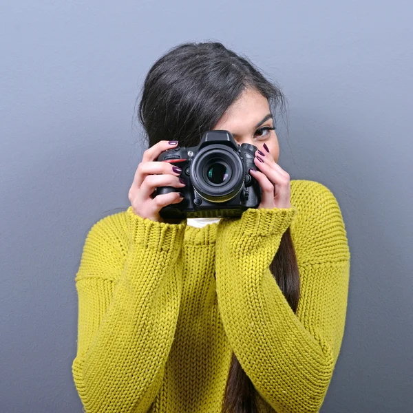 Retrato de una hermosa fotógrafa sosteniendo cámara DLSR aga — Foto de Stock