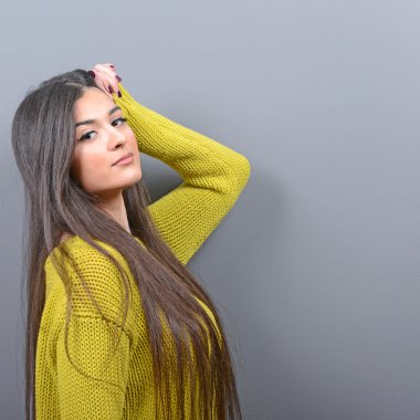 Gri bac karşı doğal güzelliği ile güzel bir kadın portresi