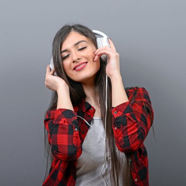 Gri bac karşı kulaklıklar ile dans eden kentsel kadın portresi