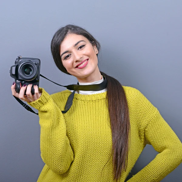 Портрет красивой женщины-фотографа с камерой DLSR ага — стоковое фото