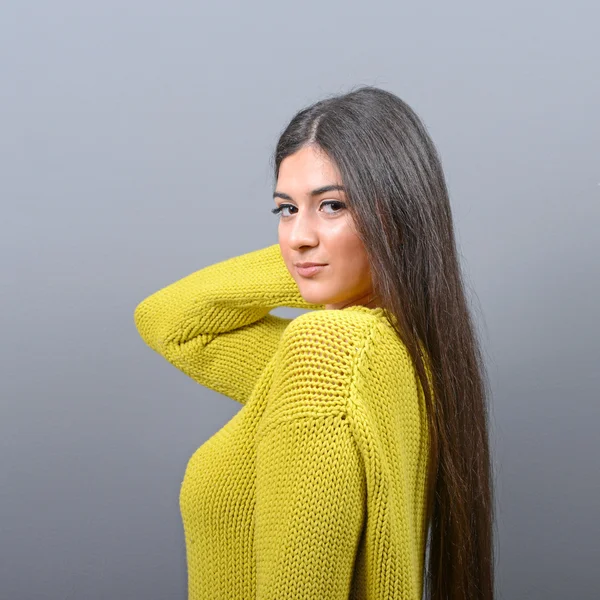 Retrato de mujer hermosa con belleza natural contra bac gris — Foto de Stock