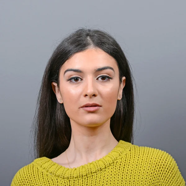 Portret van mooie vrouw met natuurlijke schoonheid tegen grijze bac — Stockfoto