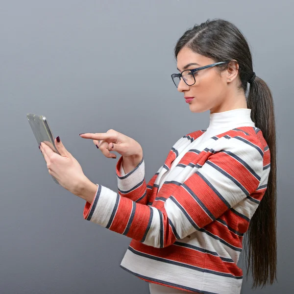 女商人使用平板电脑在灰色背景下的肖像 — 图库照片