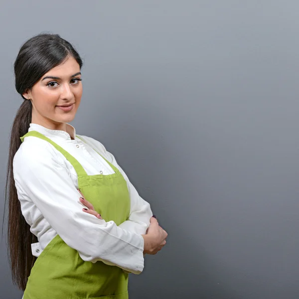 Portret pewność piękna kobieta kucharz przeciwko szarej backgrou — Zdjęcie stockowe
