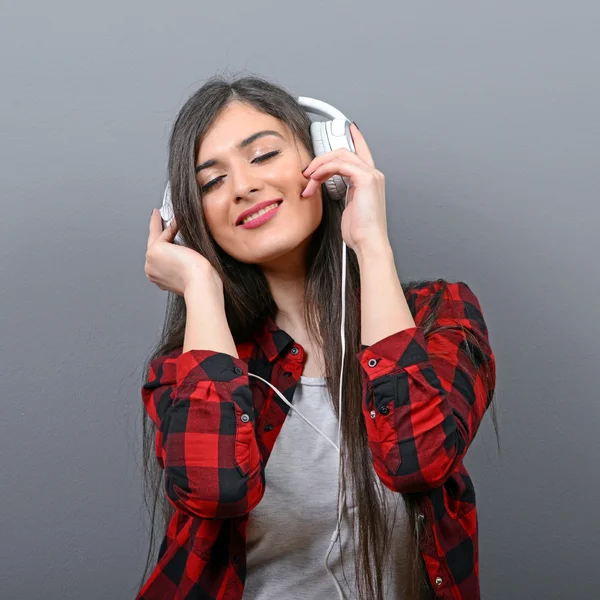 Retrato de mulher urbana dançante com fones de ouvido contra bac cinza — Fotografia de Stock