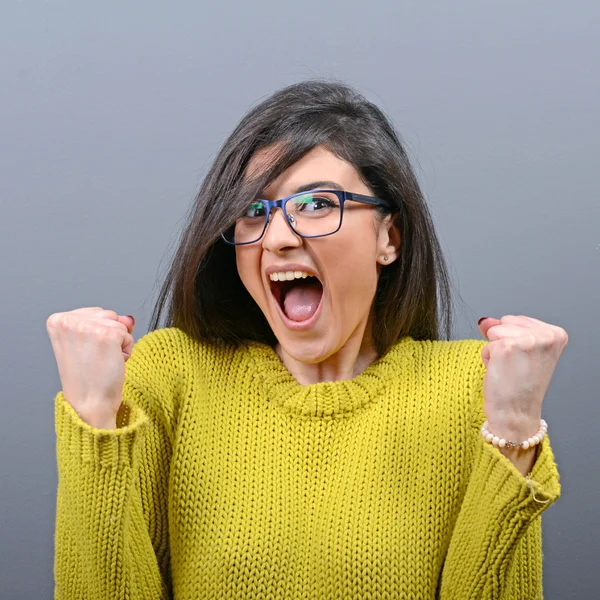 Retrato de mujer feliz se regocija bombeo puños extático celebra —  Fotos de Stock