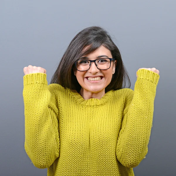 Retrato de mulher feliz exulta bombeamento punhos em êxtase celebra — Fotografia de Stock