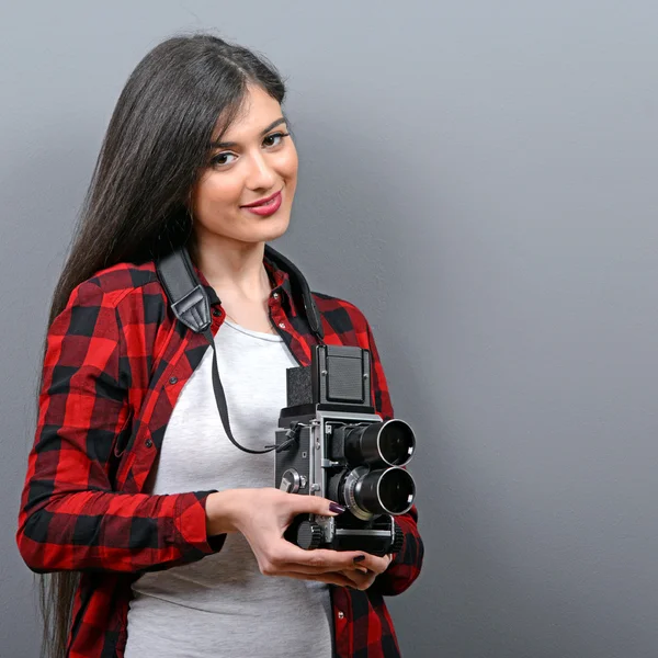 Retrato de chica hipster con cámara retro contra fondo gris —  Fotos de Stock