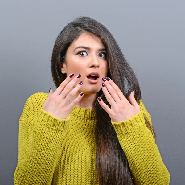 Retrato de mujer asustada sobre fondo gris — Foto de Stock