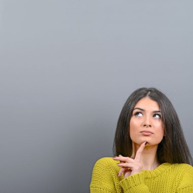 Gri arka plan karşı düşünceli iş kadın portresi