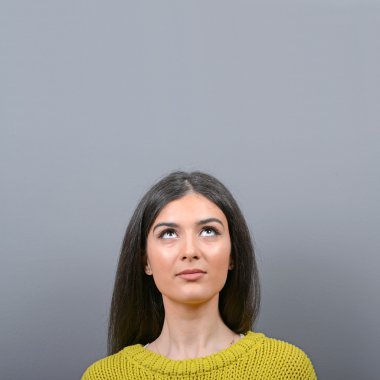 Gri arka plan karşı düşünceli iş kadın portresi