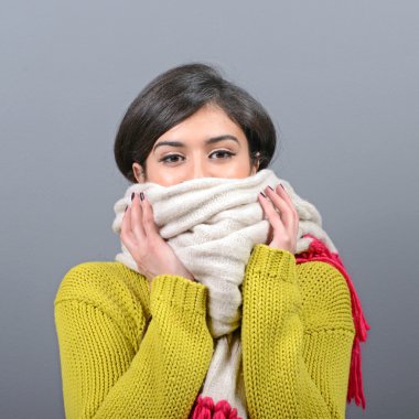 Kış giysileri gri adam karşı genç kadın portresi