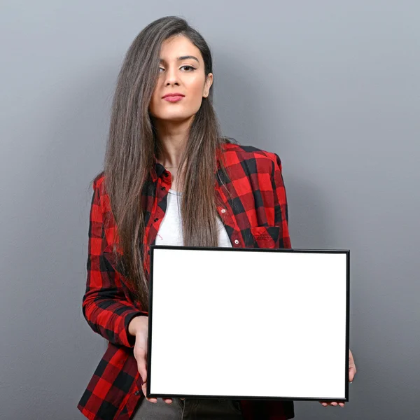 Kadın holding boş tabela gülümseyen portresi. Stüdyo portra — Stok fotoğraf