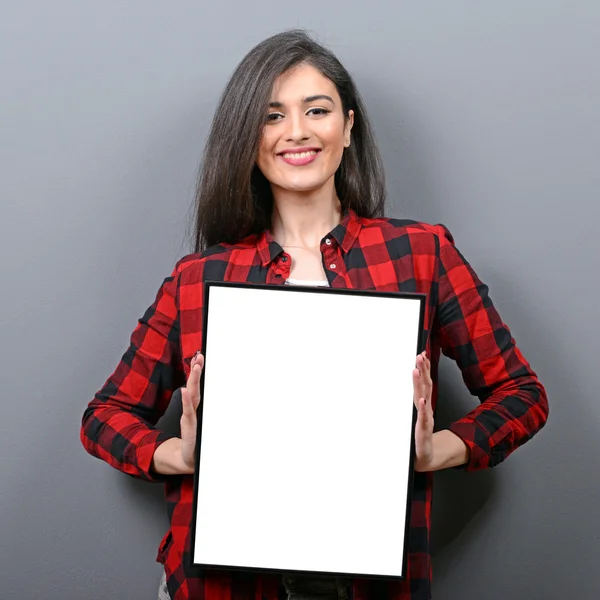 Портрет улыбающейся женщины с пустым знаком на доске. — стоковое фото