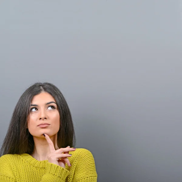 Retrato de mujer de negocios reflexiva sobre fondo gris — Foto de Stock