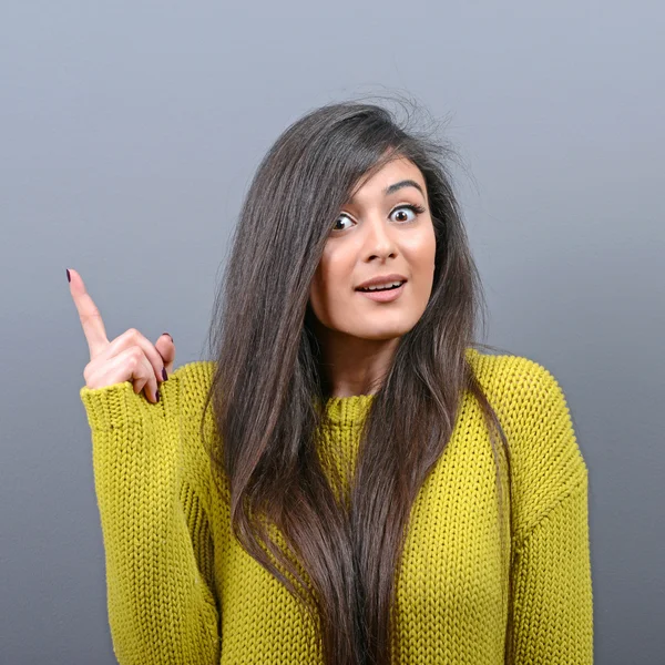 Retrato de mujer con una idea sobre fondo gris — Foto de Stock