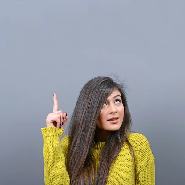 Retrato de mujer con una idea sobre fondo gris — Foto de Stock