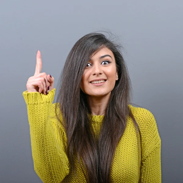 Retrato de mujer con una idea sobre fondo gris — Foto de Stock