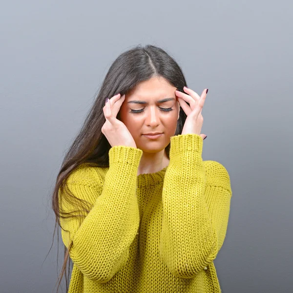 Portret van een vrouw te concentreren tegen de grijze achtergrond — Stockfoto