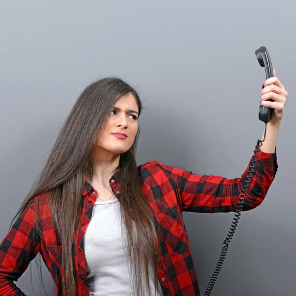 Portret kobiety o nieprzyjemnych telefon zawołać wobec szary bac — Zdjęcie stockowe