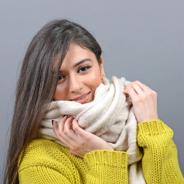 Retrato de jovem mulher em roupas de inverno contra backgroun cinza — Fotografia de Stock