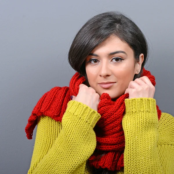 Portrait of young woman in winter clothes against gray backgroun — Stock Photo, Image
