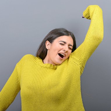 Gri arka karşı esneme ve germe genç kadın portresi