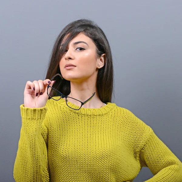 Woman crying and wiping tears against gray background — Stock Photo, Image