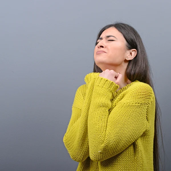 Mujer rezando por algo o suplicando misericordia contra el gris — Foto de Stock