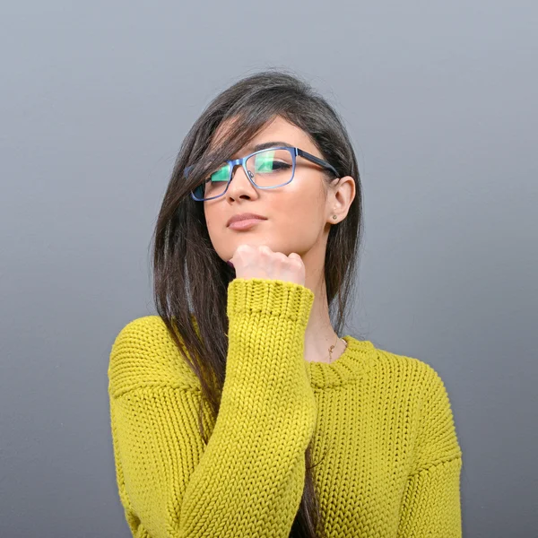 Sexy vrouw met glazen poseren tegen de grijze achtergrond — Stockfoto