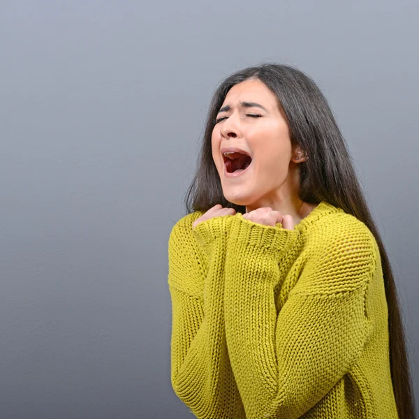 Mujer rezando por algo o suplicando misericordia contra el gris — Foto de Stock