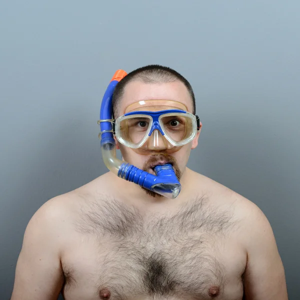Komik adam wearng dalış maske gri bir arka plana dayanır — Stok fotoğraf