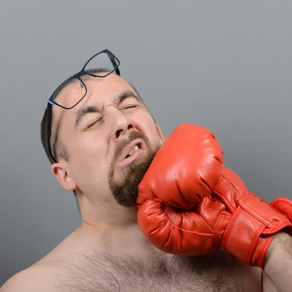 Retrato de boxeador gordo divertido recibiendo puñetazo en la cara contra gris b —  Fotos de Stock