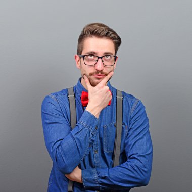 Düşünme ve yukarıda gri backgr karşı arayan bir adam portresi