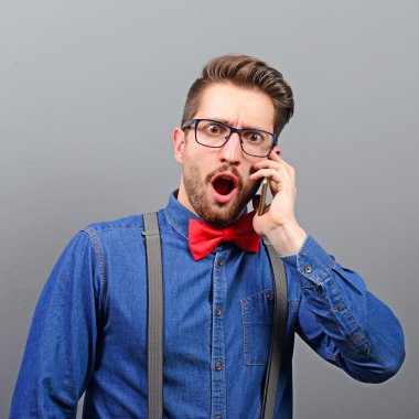 G karşı cep telefonu konuşurken hayret ya da şok adam portresi