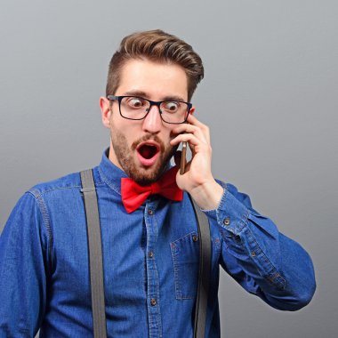 G karşı cep telefonu konuşurken hayret ya da şok adam portresi