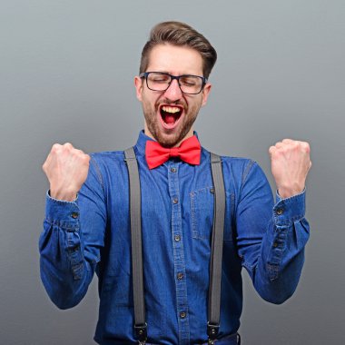 Zafer ya da kazanmak agains kutluyor kendinden geçmiş genç adam portresi